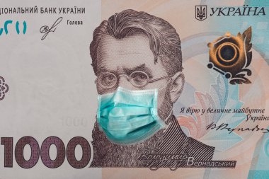 Ekonomik kriz ve Ukrayna 'daki koronavirüs salgını sırasında Vladimir Vernadsky' nin tıbbi bir maskeyle resmedildiği 1000 Hryvnia banknotu. Nitel montaj kapanışı.