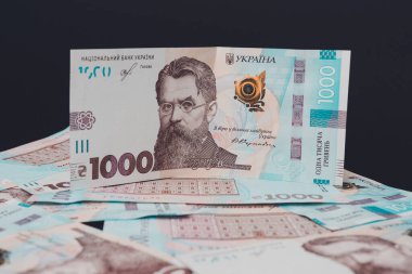 Ukrayna 'nın 1000 hryvniası, siyah bir arkaplan üzerinde yeni bir Ukrayna banknotu. 2021