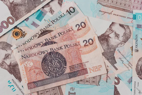 在一千格里夫尼亚面前 10个波兰兹罗提在乌克兰格里夫尼亚的纹理上 货币描绘的是波兰王子韦尔纳德斯基和迈什科一世 2021年 — 图库照片