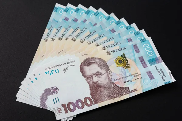 ウクライナのお金千リビアの宗派 黒の背景に新しいウクライナの銀行券 2021 — ストック写真