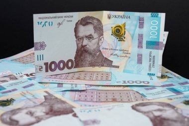 Ukrayna 'nın 1000 hryvniası, siyah bir arkaplan üzerinde yeni bir Ukrayna banknotu. 2021
