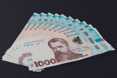 Ukrayna 'nın 1000 hryvniası, siyah bir arkaplan üzerinde yeni bir Ukrayna banknotu. 2021