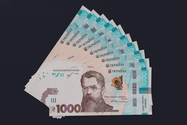 Ukrayna 'nın 1000 hryvniası, siyah bir arkaplan üzerinde yeni bir Ukrayna banknotu. 2021