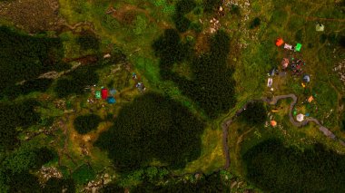 Dağlarda kamp yaparken, yükseklikten Brebeneskul alp gölünün yakınında bir çadır kampı görebilirsiniz. Geceyi geçirip dinlenebileceğiniz bir yer. 2020.