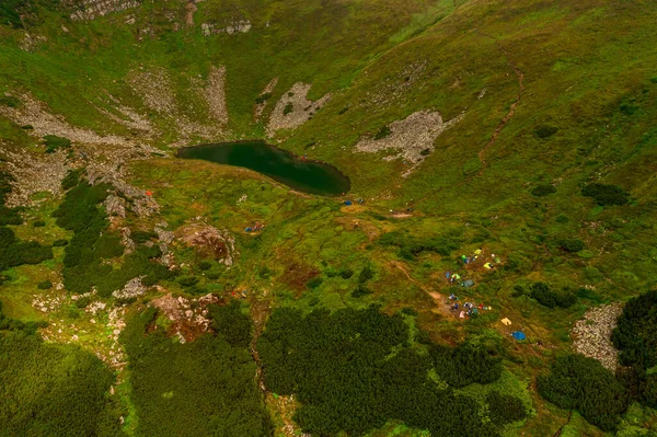 近くのカルパティア湖Brebeneskulと岩の多い地形 観光のための魅力的な場所 モンテネグロの尾根上のウクライナのカルパティアの最高の湖 2020 — ストック写真