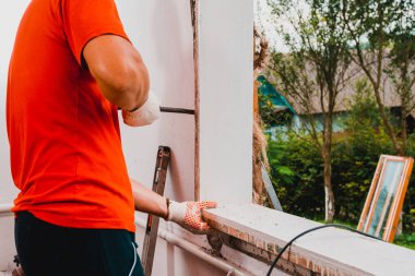 Usta eski pencereyi levyeyle söker, eski pencere çerçevesini levyeyle tartır, sökme işini yapar. 2020