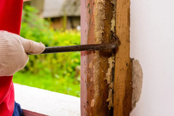 Master Dismantles Old Window Crowbar Weighs Old Window Frame Wall — Stock Photo, Image