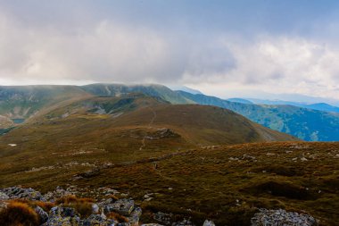 Karpatlar 'ın zirvelerinden biri de Gutyn Tomnatyk, Brebeneskul Gölü yakınlarında, kayalık bir dağ, Karadağ sırtı 2020' de bir dağ..