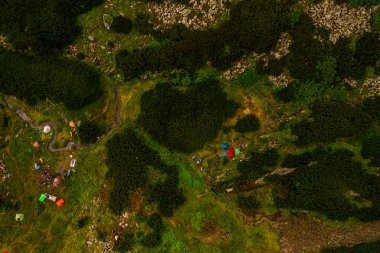 Dağlarda kamp yaparken, yükseklikten Brebeneskul alp gölünün yakınında bir çadır kampı görebilirsiniz. Geceyi geçirip dinlenebileceğiniz bir yer. 2020.