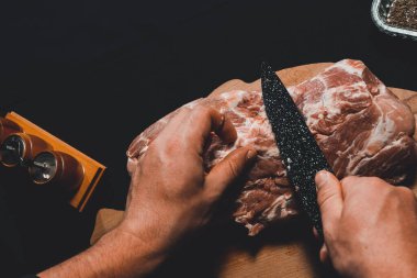 Çiğ et, domuz boynu, aşçı eti marine etmek için hazırlar, yağları keser. 2020