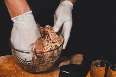 Adam domuz boynunu kesti, baharatlarla marine etti, bir kaseye koydu ve ete zeytin yağı ekledi, et mangal için marine edildi. 2020