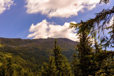 Ukrayna dağlarının cazibesi ve ihtişamı, Chornohirsky Dağı 'na giden yollar Pip Ivan.2020