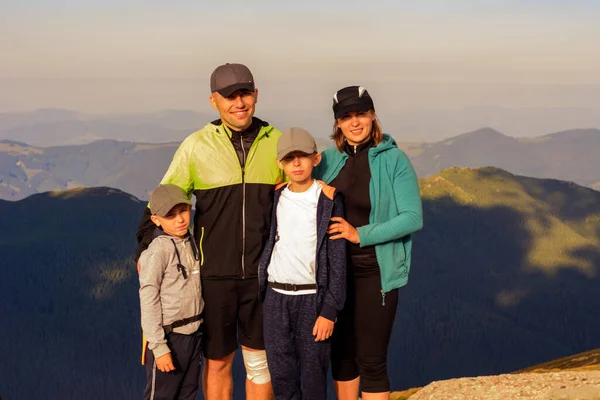 Uma Jovem Família Com Crianças Viaja Pelas Montanhas Dos Cárpatos — Fotografia de Stock