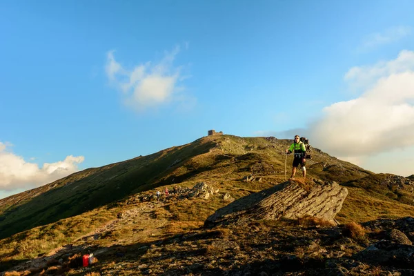 Jeune Homme Descend Sommet Montagne Pip Ivan Observe Les Paysages — Photo