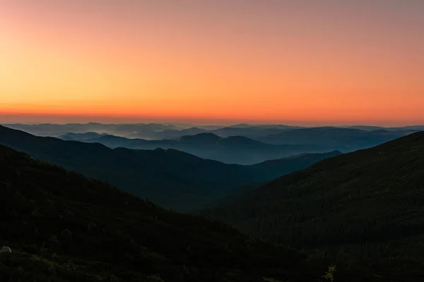 Malebná Krajina Karpat Před Východem Slunce Lehká Mlha Východ Slunce — Stock fotografie