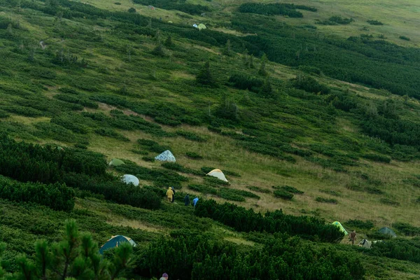 カルパティアの日の出 モンテネグロの鞍は水平線のテントキャンプ 山のテント カルパティアのキャンプで見ることができます 2020 — ストック写真