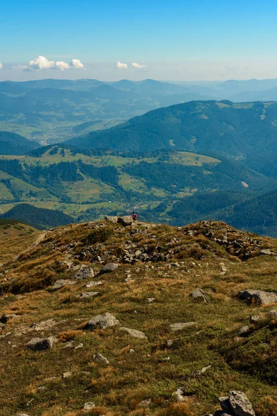 高い崖や照明のピーク 青い空とモンテネグロの笑顔の尾根のトレイル ウクライナのカルパチア山脈の山のピークと美しい風景 Dzembonya村2020 — ストック写真