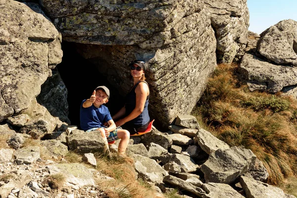 Gezin Een Van Toppen Van Oekraïense Karpaten Ouders Kinderen Bewonderen — Stockfoto