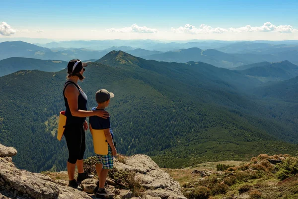 家族は ウクライナのカルパティア人のピークの一つに 両親と子供は スモートリッヒ山からカルパティア人の景色を賞賛 モンテネグロの尾根 カルパティアの岩のピーク 2020 — ストック写真