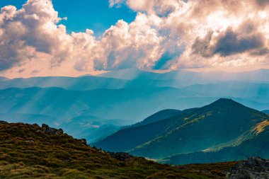 Dağların destansı manzarası, tüm yaz güzellikleriyle Karadağ sırtı, Karpatlar 'da seyahat, pitoresk dağlar. 2020