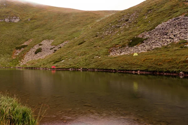 Turistas Tiendas Campaña Cerca Del Lago Niebla Las Montañas Cerca — Foto de Stock