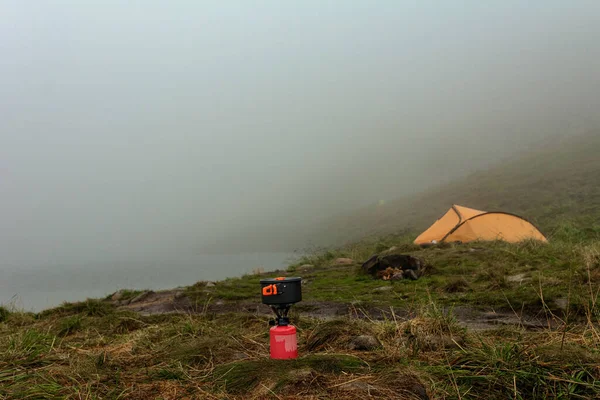 Gasfles Gaskachel Bij Tent Achtergrond Van Een Bergmeer 2020 — Stockfoto