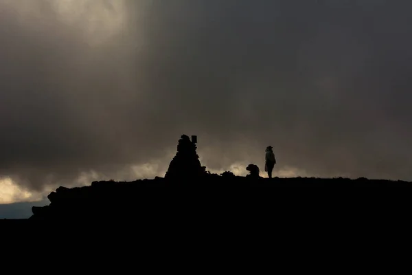 Ein Paar Touristen Den Wolken Auf Dem Gipfel Des Brebeneskul — Stockfoto