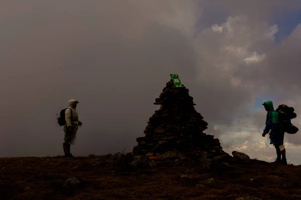 山の上にはレインコートを着た観光客 ブレベンスクール山と霧 モンテネグロの尾根の雨雲 幸せな観光客が立っています 2020 — ストック写真
