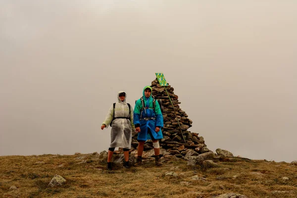 Tourists Raincoats Stand Top Mountain Mount Brebeneskul Fog Rain Clouds — Stock Photo, Image