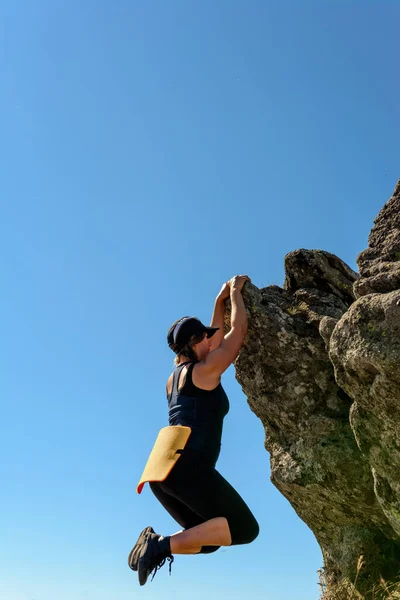 Die Frau Ist Mit Bergsteigen Beschäftigt Klettert Auf Den Gipfel — Stockfoto