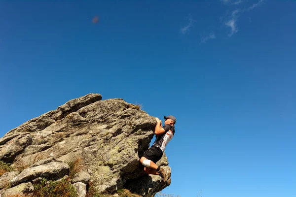 这个人正在登山 爬到山顶 在天空和山顶上俯瞰登山者的壮丽景象 — 图库照片