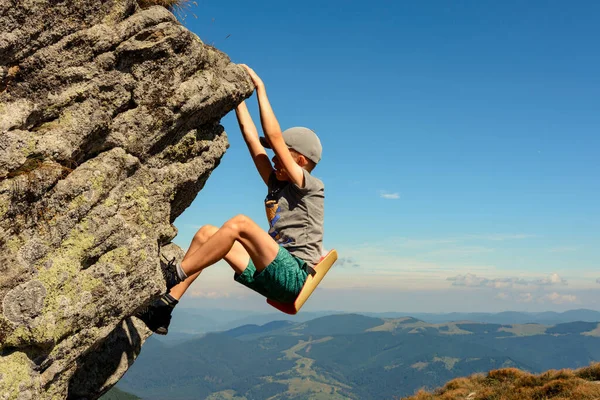 少年は登山に従事しています 岩の山に登る子供 勇敢な男の子 — ストック写真