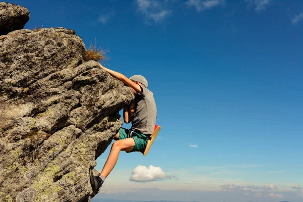 少年は登山に従事しています 岩の山に登る子供 勇敢な男の子 — ストック写真