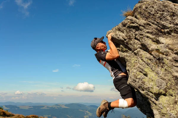 男は登山に従事しています 上に登ります 空と山に対する登山の壮大な景色 2020 — ストック写真