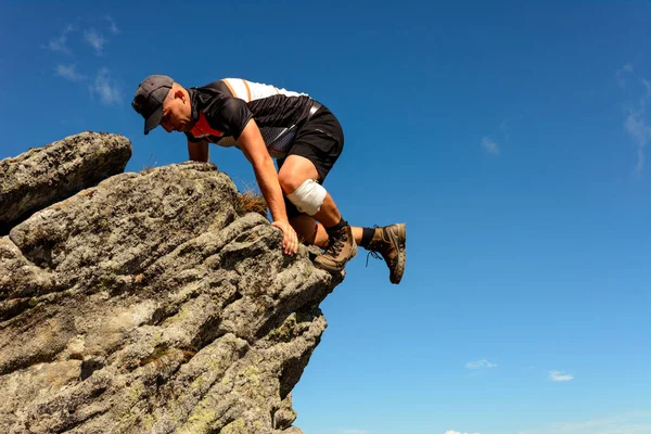カルパチア山脈での登山 男は保護なしで岩のピークを登るだけで アマチュア登山 2020 — ストック写真