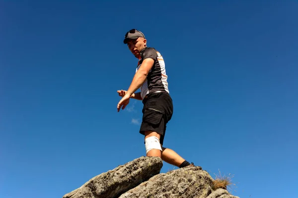 カルパチア山脈での登山 男は保護なしで岩のピークを登るだけで アマチュア登山 2020 — ストック写真