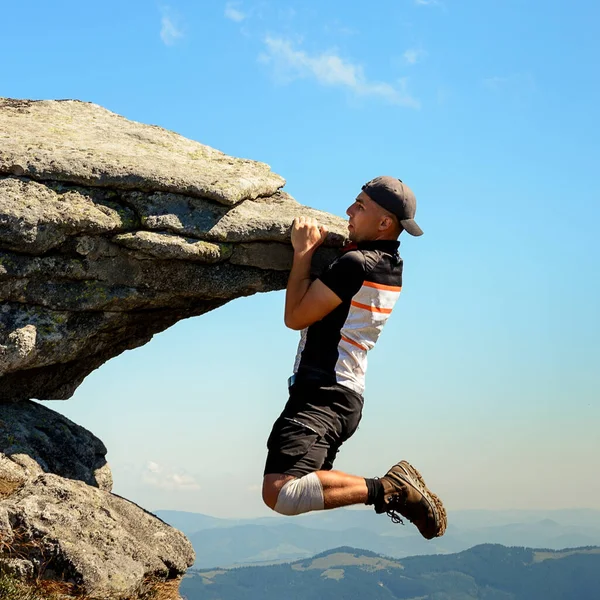 観光客の登山は保護せずに大きな岩の上に登ることができます ウクライナのカルパチア人 危険性と極端な 2020 — ストック写真