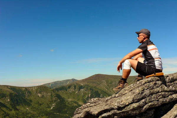 旅行者 観光客 旅行者は崖の上に立っていて 晴れた日と絵のように美しいカルパチアの景色を楽しんでいます 2020 — ストック写真