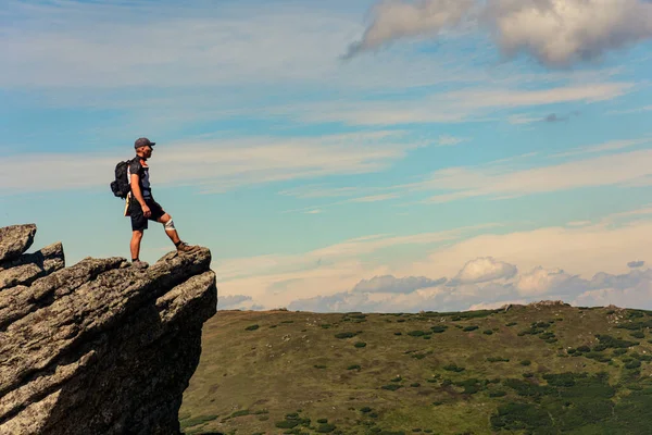 Karpat Dağları, Karpat Dağları, Karadağ sırtı, Kulak Taşı Dağları 'nın zirvelerinden birinde bir adam. 2020