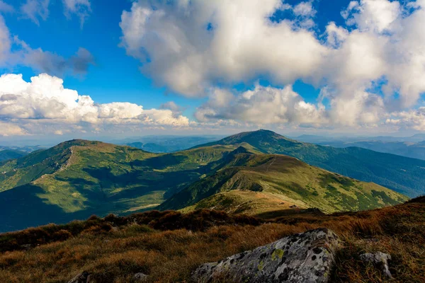 Karadağ sırtı manzaraları, Karpat dağlarının yaz manzaraları, Ukrayna Karpatlarının destansı fotoğrafları. 2020