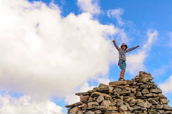 山の上の少年 幸せと喜び カルパティアの家族の休暇 メンチュル山 ウクライナのモンテネグロの尾根 2020 — ストック写真