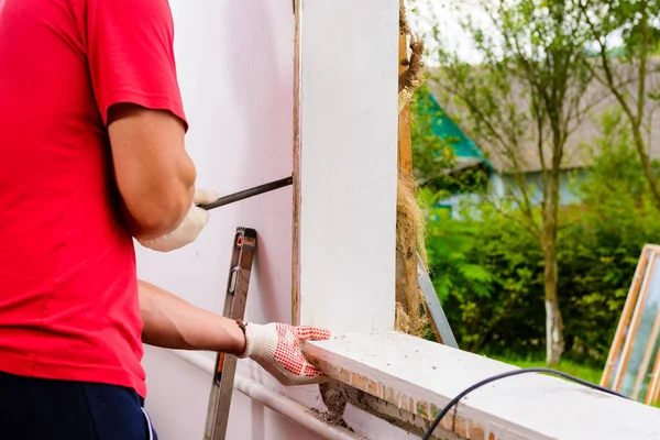 Usta eski pencereyi levyeyle söker, eski pencere çerçevesini levyeyle tartır, sökme işini yapar. 2020