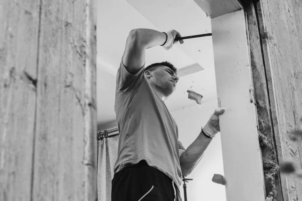 Egy Férfi Kivesz Egy Régi Fából Készült Ablakot Falból Egy — Stock Fotó