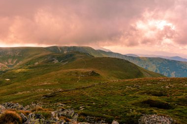 Dağların destansı manzarası, tüm yaz güzellikleriyle Karadağ sırtı, Karpatlar 'da seyahat, pitoresk dağlar. 2020