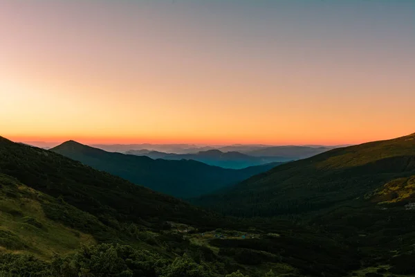 Schilderachtige Landschappen Van Karpaten Voor Zonsopgang Een Lichte Mist Zonsopgang — Stockfoto