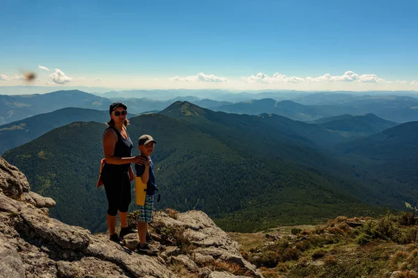家族は ウクライナのカルパティア人のピークの一つに 両親と子供は スモートリッヒ山からカルパティア人の景色を賞賛 モンテネグロの尾根 カルパティアの岩のピーク 2020 — ストック写真