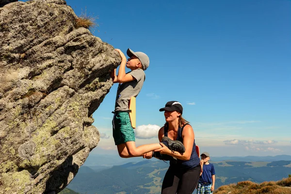 Menino Está Envolvido Montanhismo Uma Criança Escalando Uma Montanha Rochosa — Fotografia de Stock