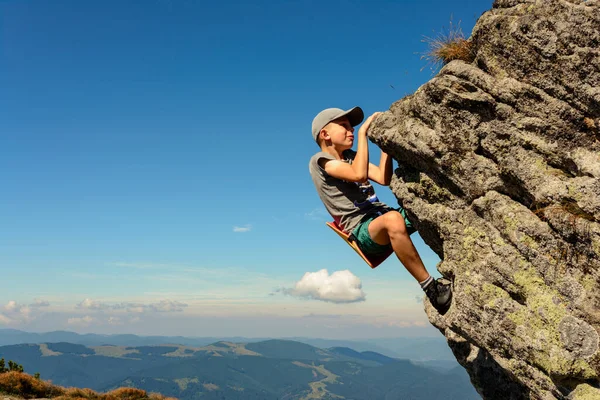 Menino Está Envolvido Montanhismo Uma Criança Escalando Uma Montanha Rochosa — Fotografia de Stock
