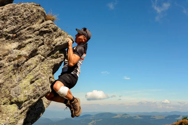 男は登山に従事しています 上に登ります 空と山に対する登山の壮大な景色 2020 — ストック写真