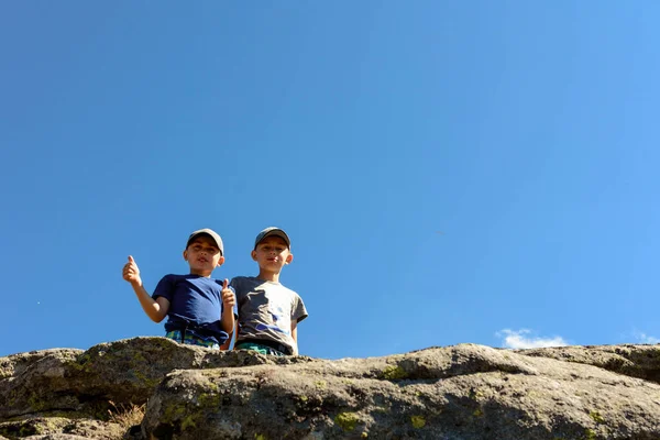 Két Kisgyermek Testvérek Fiúk Állnak Egy Sziklás Csúcs Egy Hegy — Stock Fotó